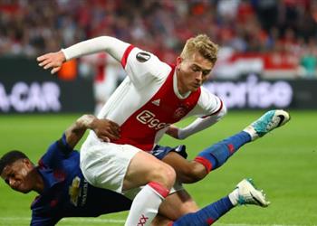 مدافع أياكس مطلوب في برشلونة