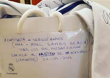 ماركا توضح حقيقة إهداء راموس قميصه لحكم مباراة الكلاسيكو