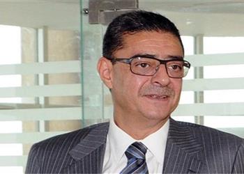 طاهر يهدي درع الدوري لجماهير الأهلي ويطالبهم بالمساندة