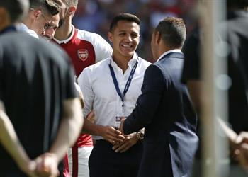 أسطورة آرسنال ي طالب سانشيز بالبقاء مع الجانرز