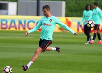 تجديد عقود رونالدو سيحصل على 400 ألف باوند أسبوعي ا عقب تجديد شراكته مع مؤسسة نايكي