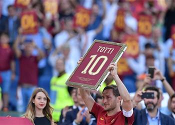 أخبار ويفا يكرم توتي ويمنحه جائزة رئيس الاتحاد الأوروبي