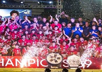 بعد التتويج بالدوري صلة تحتفل مع لاعبي الأهلي بـ الشيكولاتة