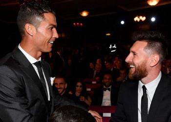 الكشف عن حديث ميسي لكريستيانو بعد الفوز بجائزة الأفضل