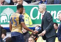 أرسنال يرفع راتب أليكس أيوبي 900 بعد التألق مع المدفعجية