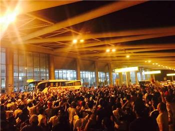 المئات من جماهير الزمالك تؤازر فريقها قبل السفر لجنوب افريقيا