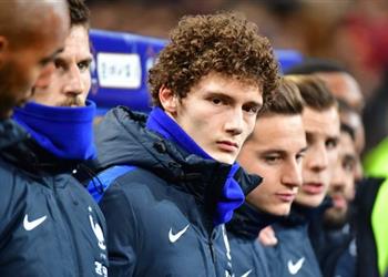 برشلونة يتابع مدافع شتوتجارت