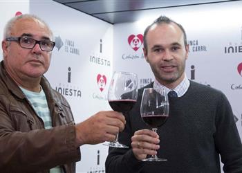 والد إنييستا يكشف مصير نجله مع برشلونة عقب أزمة التصريحات