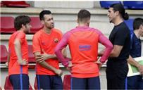 أخبار حارس برشلونة السابق يزور اللاعبين في التدريبات