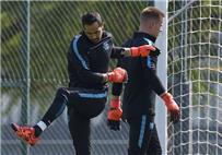 مانشستر يونايتد يرصد مبلغا ضخما للتعاقد مع حارس برشلونة في حالة واحدة فقط