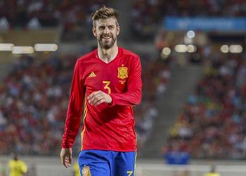 الجماهير الإسبانية ت طالب باستبعاد بيكيه من المنتخب