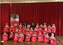 م حترفين بالفيديو رمضان صبحي يزور مدرسة أطفال بمدينة ستوك