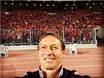 ليندمان يلتقط سيلفي مع الجماهير فى برج العرب