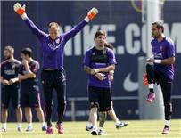 حارس برشلونة يكشف الشبه بين ميسي وأوزيل قبل موقعة كامب نو