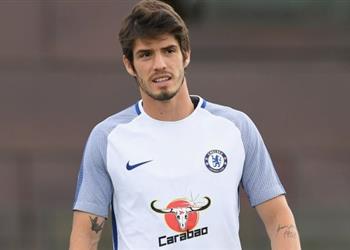 تجديد عقود تشيلسي يمد إقامة بيزون ويجدد إعارته لفولهام