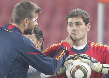 سوشيال_بطولات بيكيه ساخر ا من كاسياس مسرور لعدم رؤية وجهك