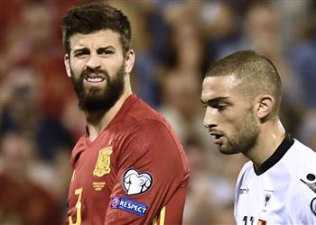 تناقض ردود أفعال الجماهير الإسبانية تجاه بيكيه