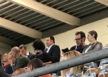 المدير الرياضي لميلان يراقب مهاجم تورينو في كأس إيطاليا