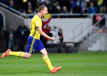 السويد تفوز على إيطاليا وتقترب من التأهل إلى المونديال