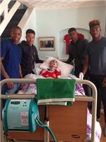 أخبار نجوم مانشستر يونايتد يلبون دعوة مريض بالسرطان ويزورنه