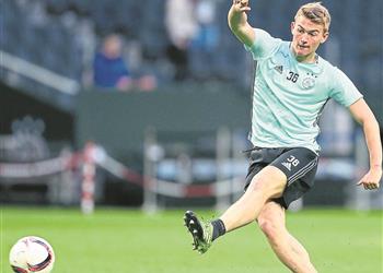 وكيل دي ليخت يوضح موقفه من الرحيل لبرشلونة