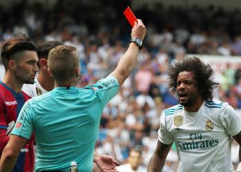 ماركا الأداء التحكيمى أمام ريال مدريد يثير التساؤلات