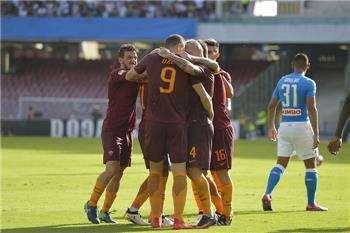 م حترفين بالفيديو صلاح يساهم في تقدم روما على نابولي بصناعة هدف لدجيكو