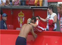 لفتة إنسانية نيمار يهدي قميصه لمشجع خيخون الم صاب بـ متلازمة داون