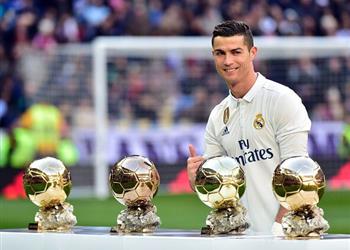 بالفيديو أساطير ريال مدريد يحتفلون بفوز كريستيانو بالكرة الذهبية في البرنابيو