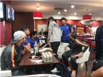 بالصور لاعبو الأهلي والزمالك يلتقون في مطار القاهرة