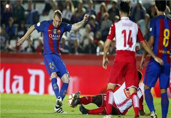 لعنة الإصابات ماثيو يتعرض للإصابة في مباراة برشلونة أمام إسبانيول