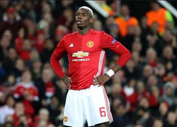 صورة بوجبا خرج من أولد ترافورد بالعكازات