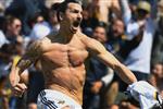 بالفيديو.. إبراهيموفيتش يتحدى محمد صلاح: يحتاج إلى عام آخر من التألق!