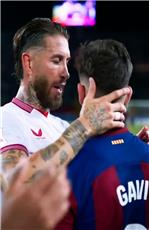صوره ل لقطة راموس مع لاعبي برشلونة بعد نهاية المباراة