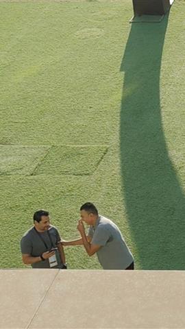 صوره ل لقطة طريفة بين عصام الحضري واحمد حسن قبل مباراة مصر والجزائر