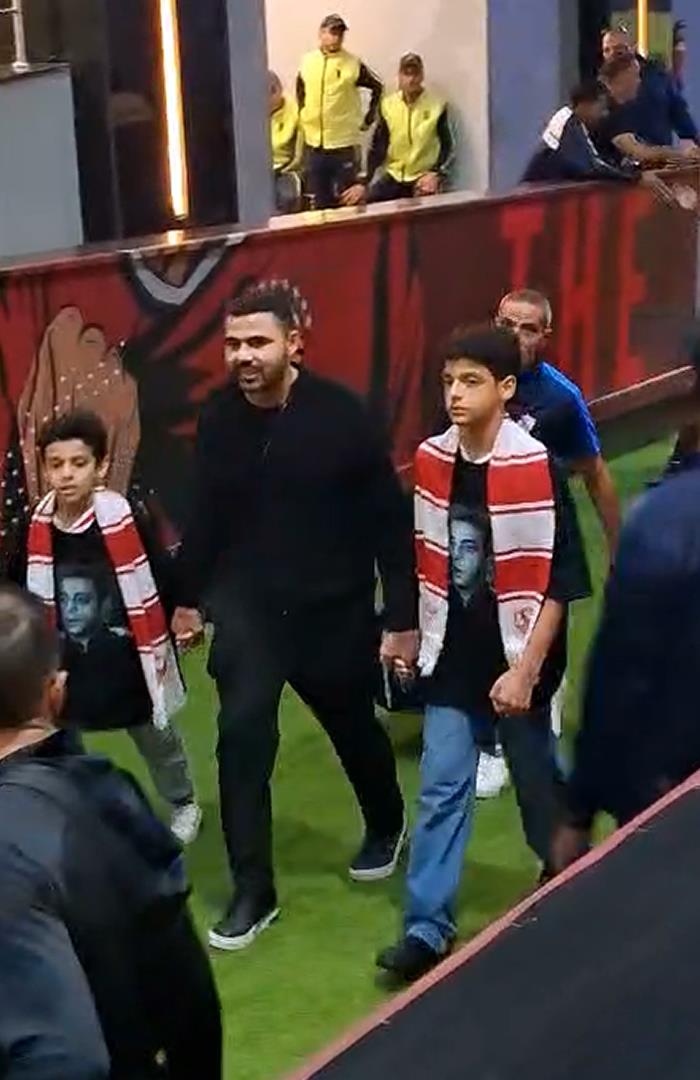 صوره ل أبناء محمد صبري يتوجهون لغرفة خلع الملابس الخاصة بالزمالك بعد المباراة