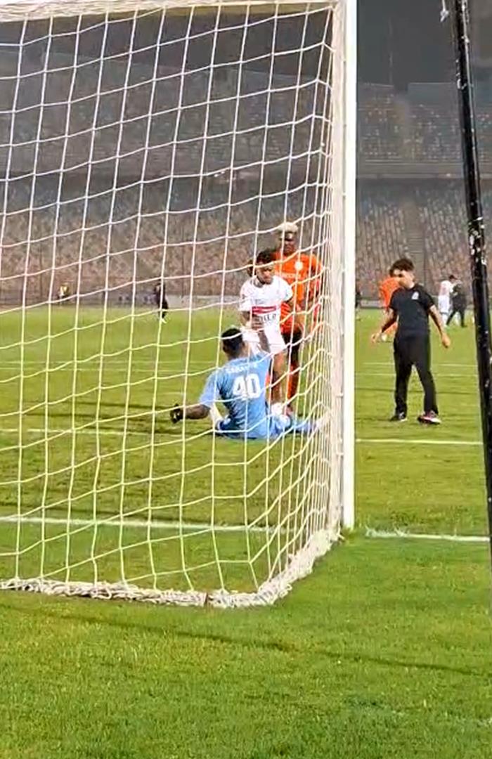 صوره ل بيزيرا يواسي حارس زيسكو ويحتضن الأطفال بعد المباراة