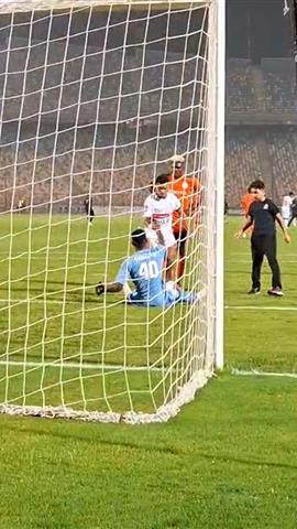 صوره ل بيزيرا يواسي حارس زيسكو ويحتضن الأطفال بعد المباراة