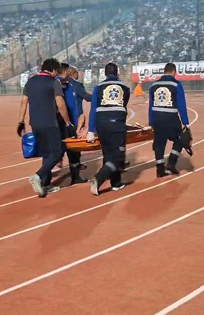 صوره ل نقل نبيل عماد دونجا لعربة الاسعاف بسبب الاصابة في مباراة الزمالك وزيسكو