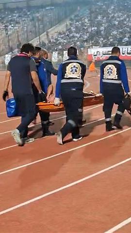 صوره ل نقل نبيل عماد دونجا لعربة الاسعاف بسبب الاصابة في مباراة الزمالك وزيسكو