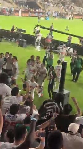 صوره ل جنون في المدرجات .. احتفال لاعبو الزمالك مع الجماهير بعد الفوز علي بيراميدز