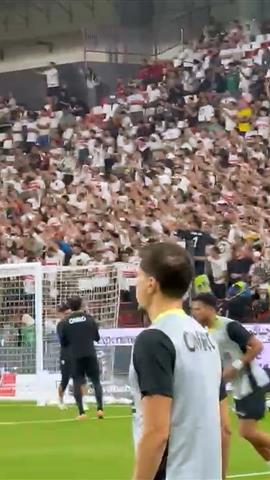 صوره ل شاهد ماذا فعلت جماهير الزمالك مع ثنائي الدفاع الونش ومحمود إسماعيل في الملعب قبل القمة