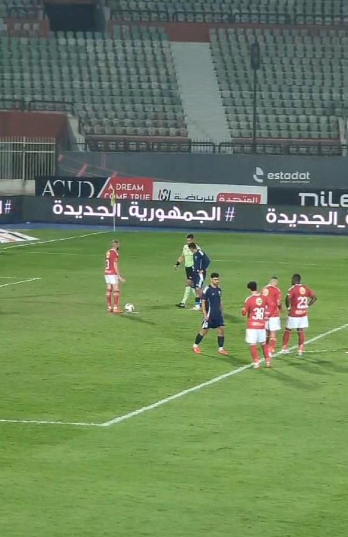 صوره ل عمر كمال يحاول تشتيت لاعب إنبي قبل تنفيذ ركلة الجزاء