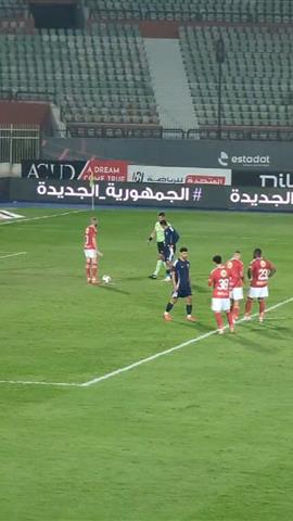 صوره ل عمر كمال يحاول تشتيت لاعب إنبي قبل تنفيذ ركلة الجزاء