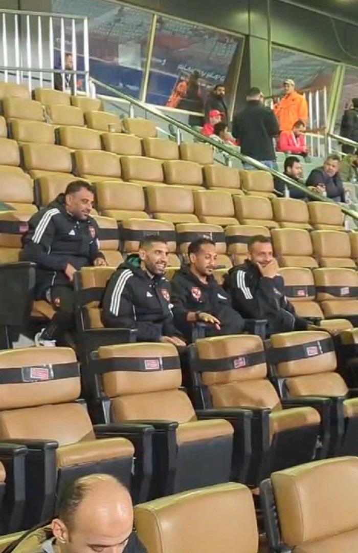 صوره ل مؤمن ذكريا ووليد سليمان يؤزران الاهلي امام انبي من المدرجات