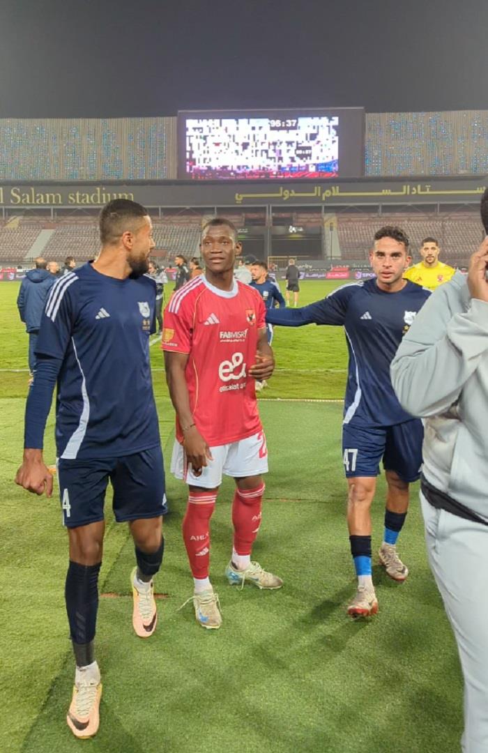 صوره ل حديث جانبي وتحيه خاصة بين اليو ديانج ولاعبي انبي