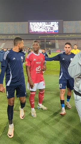 صوره ل حديث جانبي وتحيه خاصة بين اليو ديانج ولاعبي انبي