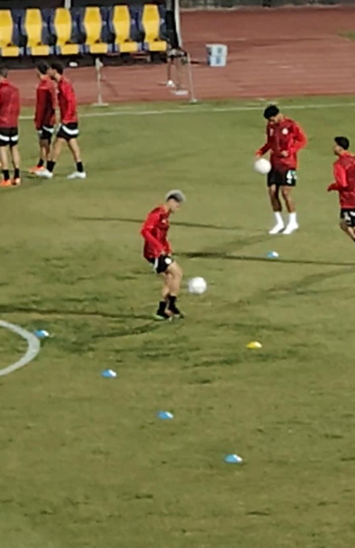 صوره ل مهارات إمام عاشور في احماء المنتخب قبل مباراة نيجيريا