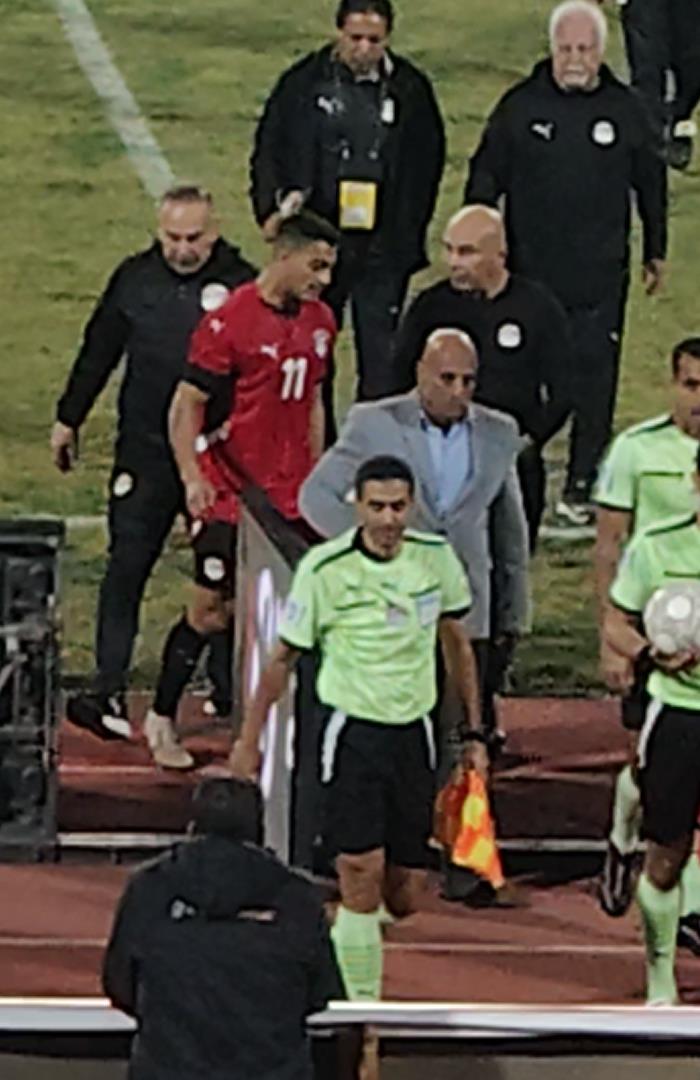 صوره ل رد فعل غاضب من حسام حسن بين الشوطين بعد هدف تعادل نيجيريا ومناقشة فنية مع مصطفى محمد