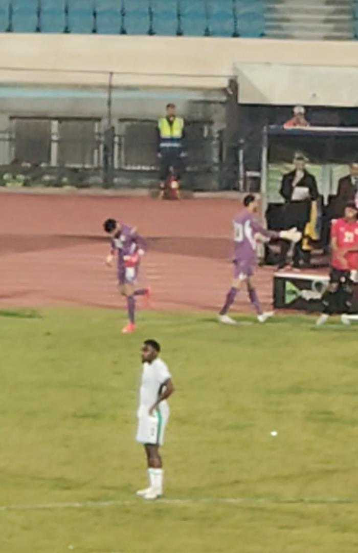 صوره ل لحظة تبديل محمد الشناوي في مباراة مصر ونيجيريا وتحية الجهاز الفني له